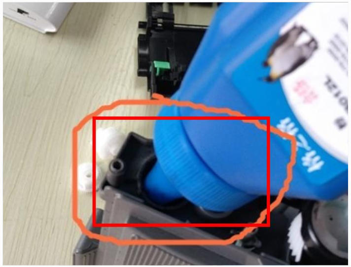 往 LJ2605D 粉盒加注匹配碳粉实拍 仪陇打印机加粉