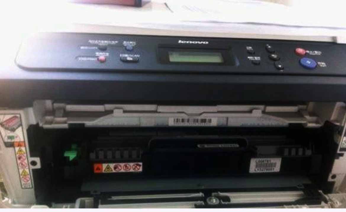 联想 M7400 开启前盖,保持开盖进行复位操作实拍